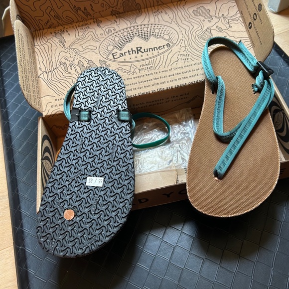 EarthRunners sandals - Picture 2 of 2